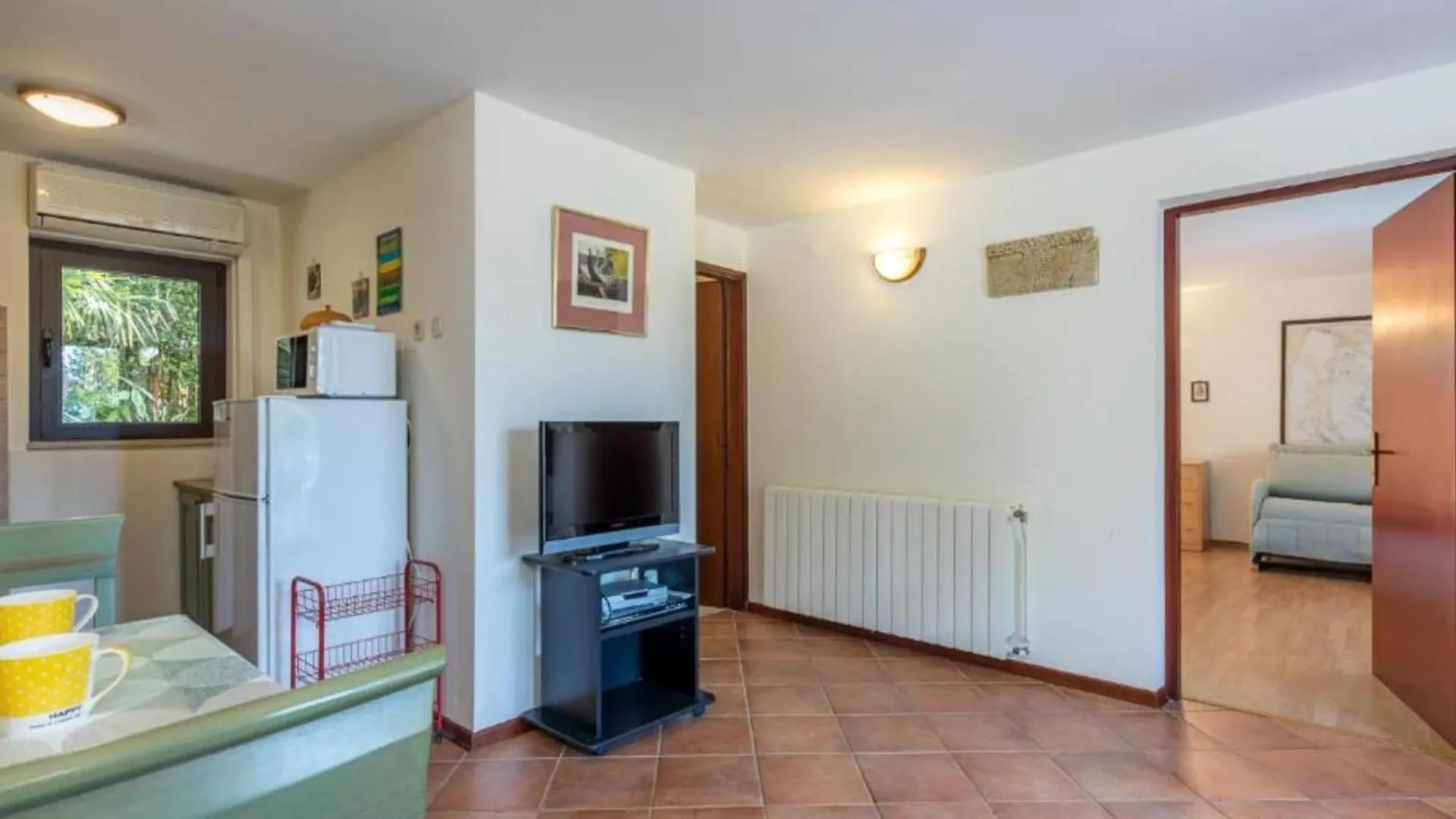 Apartment With Balcony And 1 Room Njivice 0*,